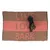 Manta castanha e vermelha com a inscrição 'LIVE LOVE BARK', cão deitado em cima. Representação decorativa do produto.