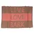 Manta com inscrição 'LIVE LOVE BARK' em castanho e vermelho.