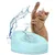 Fuente de agua azul claro para gatos, con un gato beige al lado y salpicaduras de agua visibles. El producto está diseñado para suministrar agua a mascotas.