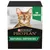 Embalagem de alimento para gatos Purina Pro Plan Natural Defences+, texto visível: 'COM POSBIÓTICOS'. Imagem de um gato na frente da embalagem. Embalagem de alimento para gatos Purina Pro Plan Natural Defences+, texto visível: 'COM POSBIÓTICOS'. Imagem de um gato na frente da embalagem.