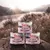 Trzy puszki Purizon Chicken Fillet with Turkey & Salmon Adult Cats 200 g, widoczny napis: 45% chicken fillet. Opakowania ustawione na tle natury.