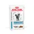 Confezione Royal Canin Veterinary Skin & Coat per gatti, scritta 'Thin slices in gravy', immagine di un gatto e crocchette visibili sulla confezione. Confezione Royal Canin Veterinary Skin & Coat per gatti, scritta 'Thin slices in gravy', immagine di un gatto e crocchette visibili sulla confezione.