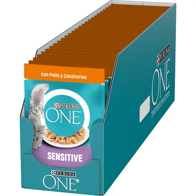 Caja expositora de sobres Purina ONE Sensitive para gatos, con texto visible: 'con Pollo y Zanahorias'. Color turquesa, imagen de un gato y comida en el envase.
