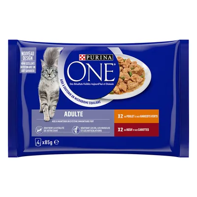 Pachet Purina ONE Adulte, 4 x 85 g. Vizibil: 2 plicuri cu pui și fasole verde, 2 plicuri cu vită și morcovi. Text în franceză, imagine pisică și bol cu hrană umedă.