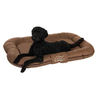 Braunes Hundebett mit gepolstertem Rand, schwarzer Hund liegt darauf. Logo mit Hund und Katze auf der Vorderseite sichtbar.