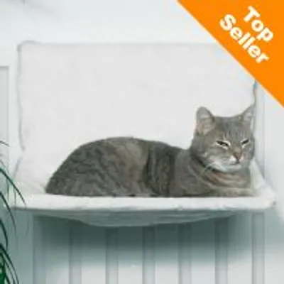 Gråstribet kat ligger på hvid radiatorseng i stof. Synlig orange hjørne med teksten 'Top Seller'.