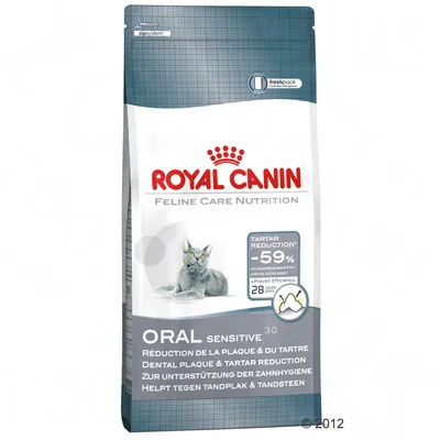 Royal Canin Feline Care Nutrition ORAL Sensitive hrana za mačke, smanjenje zubnog kamenca -59 %, učinkovitost dokazana u 28 dana, slika sive mačke na pakiranju.