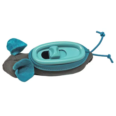 Speelgoed in muisvorm met grijze stoffen lichaam, blauwe vilten oren en kunststof onderdelen. Bevat een opening met schuifmechanisme.