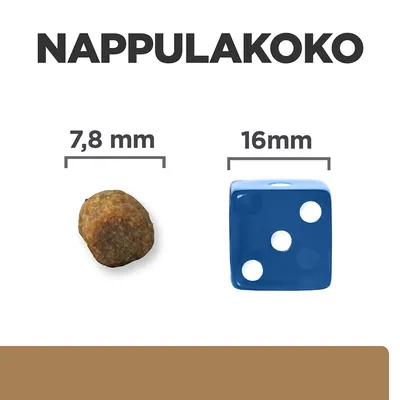 Nappulakoko: koiranruokanappula 7,8 mm ja sininen noppa 16 mm rinnakkain vertailun vuoksi. Teksti 'NAPPULAKOKO' ylhäällä.