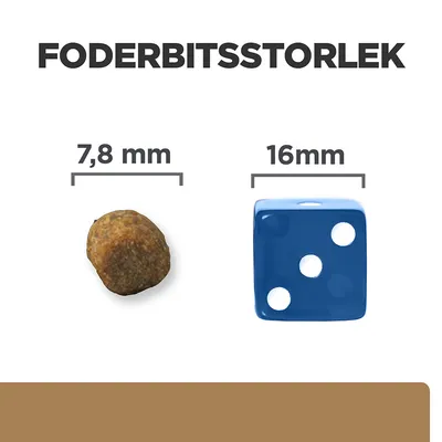 Foderbitsstorlek: foderbit 7,8 mm bred jämförd med en blå tärning på 16 mm. Tydlig storleksjämförelse för att visa skillnaden mellan foderbit och tärning.