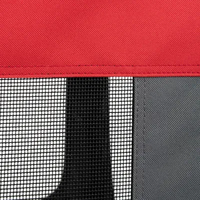 Détail d’un tissu rouge et gris avec une partie en maille noire, probablement un élément de sac ou caisse de transport pour animaux. Matériaux visibles : tissu et maille synthétique.