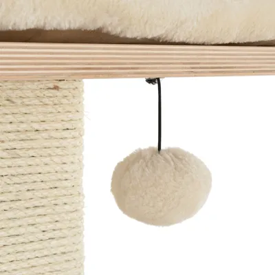 Detalle de poste rascador de sisal con bola de peluche beige colgante sujeta por cuerda negra, base de madera y superficie acolchada visible.