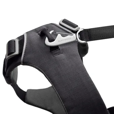 Ruffwear hondenharnas van zwart textiel met metalen sluiting en verstelbare banden, merknaam 'RUFFWEAR' zichtbaar op de gesp.