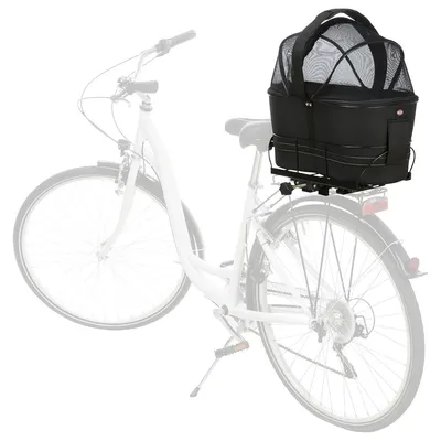 Trasportino nero con rete per animali montato su portapacchi posteriore di una bicicletta, manici visibili, struttura in tessuto e metallo. Trasportino nero con rete per animali montato su portapacchi posteriore di una bicicletta, manici visibili, struttura in tessuto e metallo.