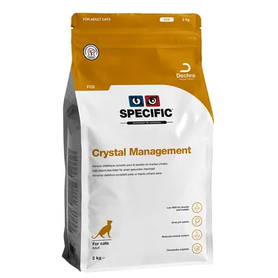 Confezione da 2 kg di Specific Crystal Management FCD per gatti adulti, Dechra. Testo visibile: alimento dietetico completo per un tratto urinario sano. Simboli con funzioni del prodotto.