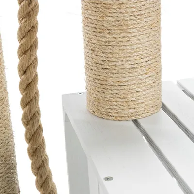 Dettaglio di tiragraffi in sisal con corda intrecciata e base in legno bianco, vista ravvicinata dei materiali.