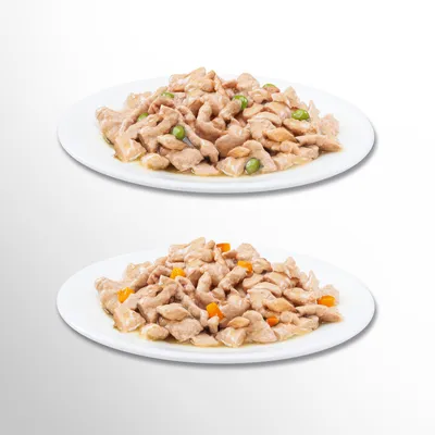 Dois pratos com comida húmida: em cima pedaços de frango com ervilhas verdes, em baixo pedaços de frango com pedaços de cenoura em molho.