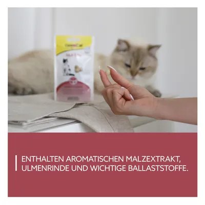 Enthalten aromatischen Malzextrakt, Ulmenrinde und wichtige Ballaststoffe. Produktverpackung im Hintergrund mit Katze und Hand zeigt Leckerli.