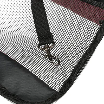 Närbild av svart nätmaterial med metallkarbinhake och svart remband. Detaljvy av materialet och fästelementet.