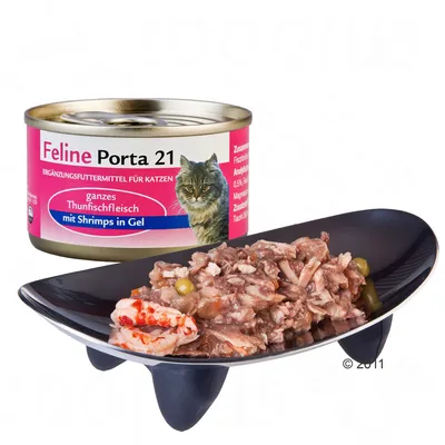 Feline Porta 21, alimento complementare per gatti, scatoletta con testo: 'ganzes Thunfischfleisch mit Shrimps in Gel', prodotto servito su piattino nero.