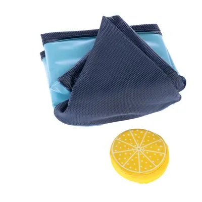 Opgevouwen blauw kunststof mat en geel hondenspeeltje in de vorm van een citroenschijf, beide zichtbaar op witte achtergrond.