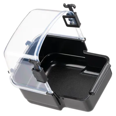 Zwarte voederbak met transparant deksel en clips voor bevestiging, geschikt voor schoon voeren van huisdieren.