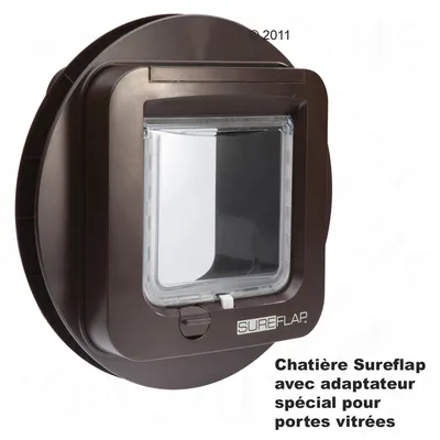 Chatière Sureflap marron avec adaptateur spécial pour portes vitrées, texte visible : 'Sureflap'.
