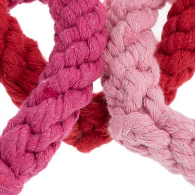Три усукани въжета в червен, розов и светлорозов цвят от плетен текстил. Видими са детайли на материала и сплитането.