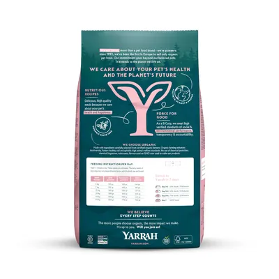 Yarrah, istruzioni di alimentazione giornaliera con tabella dosi per peso del cane e guida al passaggio a Yarrah in 7 giorni. Testo promozionale su ingredienti biologici e sostenibilità.