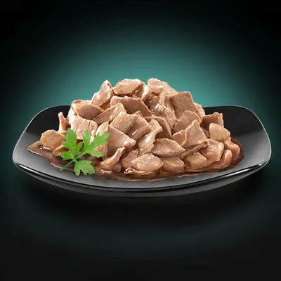 Portie natvoer in saus, geserveerd op een zwart bord met peterselie. Geen merknaam of verpakking zichtbaar.