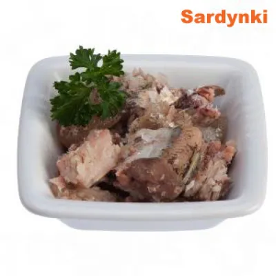 Miska z kawałkami sardynek, dekoracja z natki pietruszki. W prawym górnym rogu widoczny napis: Sardynki.