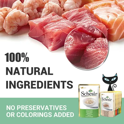 100% NATURAL INGREDIENTS, NO PRESERVATIVES OR COLORINGS ADDED. Schesir. Text v angličtine. Zobrazené kúsky surových rýb a kreviet, balenia krmiva Schesir pre mačky.