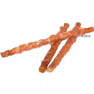 Drei gedrehte Kausnacks aus getrocknetem Fleisch, länglich und braun.