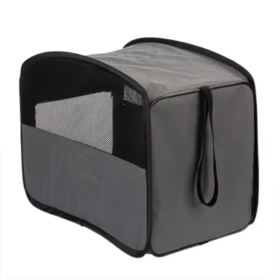 Borsa da trasporto grigia con finestra in rete e manico, forma rettangolare.