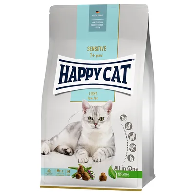 Pachet hrană uscată pentru pisici Happy Cat Sensitive 1+ years, Light low fat. Imagine cu o pisică albă și text vizibil: All in One, Natural Life Concept, Made in Germany.