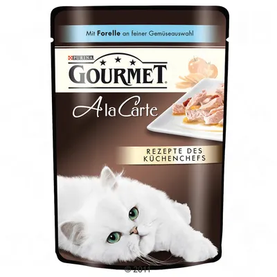 PURINA GOURMET À la Carte, Mit Forelle an feiner Gemüseauswahl, REZEPTE DES KÜCHENCHEFS. Image shows a white cat and a plate of food on the packaging.