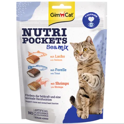 GimCat Nutri Pockets Sea Mix, friandises pour chats avec saumon, truite et crevettes. Texte visible : sans arômes artificiels ni colorants, sans sucre ajouté. Chat tigré sur l’emballage.