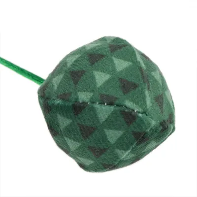 Zelená textilná loptička s čiernymi trojuholníkmi, pripevnená na šnúrke. Viditeľný materiál: textil.