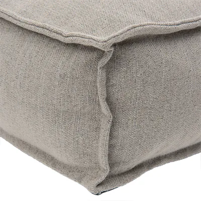 Nahaufnahme eines beigen Stoffbezugs mit sichtbaren Nähten, geeignet für Kissen oder Polster.