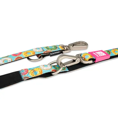 Hundkoppel med färgglatt donutmönster, metallkarbinhake och rosa etikett med texten 'Urban Pets'.