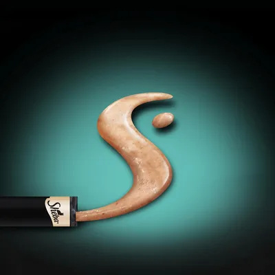 Tube Sheba ouvert avec pâte alimentaire pour chat déposée en forme de virgule sur fond vert. Marque Sheba visible sur l’emballage.