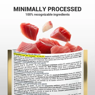 Text: MINIMALLY PROCESSED, 100% recognizable ingredients. Zloženie v angličtine: tuniak 55 %, pražma zlatá 4 %, ryža 1,5 %. Kocky surových rýb nad obalom s popisom produktu.