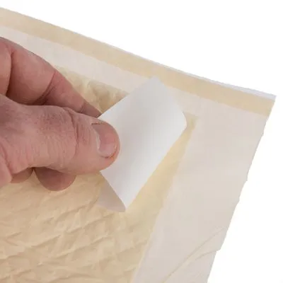 Detail ruky odlepujúcej ochrannú fóliu z rohu absorpčnej podložky, viditeľná štruktúra povrchu a lepiaci pásik na okraji.