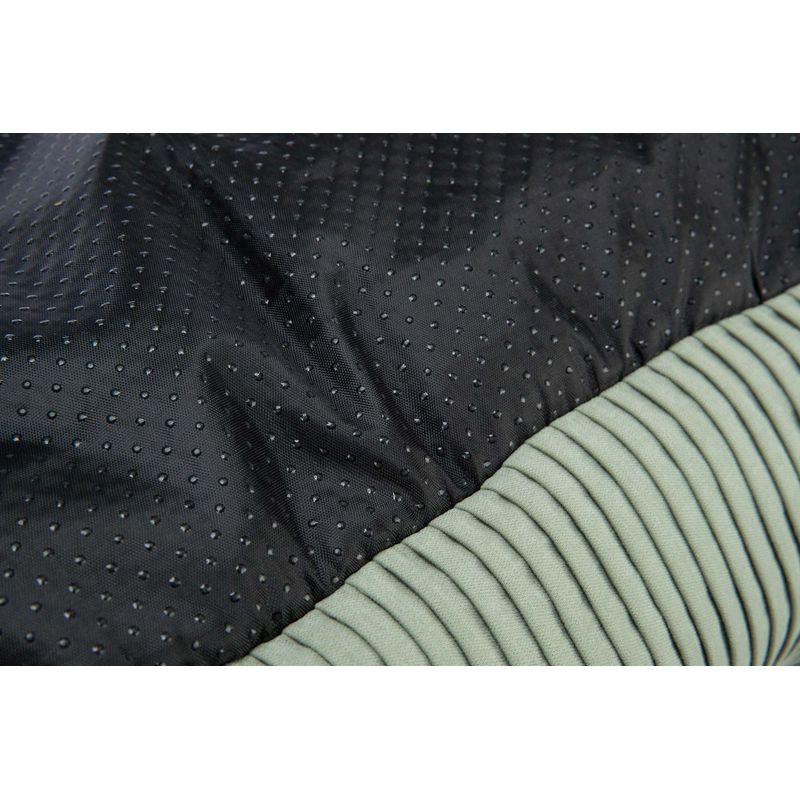 Nahaufnahme eines Materials mit schwarzer, rutschfester Oberfläche und grünem, geripptem Stoff. Geeignet für Produktbeschreibung oder Materialdetails.