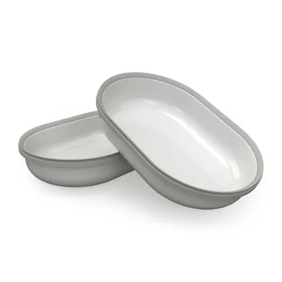 Dwie owalne miski w kolorze białym z szarym rantem, wykonane z plastiku. Widoczne całe naczynia, ustawione jedno na drugim.