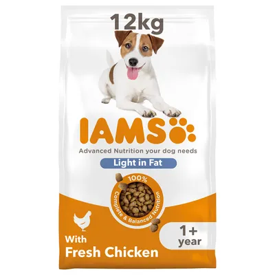 IAMS Light in Fat pasja hrana s svežim piščancem, 12 kg, za pse stare 1+ let. 100 % Complete & Balanced Nutrition. Vidno: napis 'Advanced Nutrition your dog needs'.