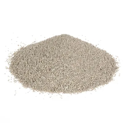 Hoop fijnkorrelig, lichtgrijs kattengrit zonder verpakking zichtbaar op witte achtergrond.