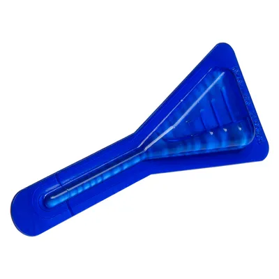 Blauw kunststof hulpmiddel met brede driehoekige kop en smal handvat, zonder merknaam of tekst zichtbaar.