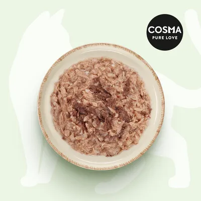 Assiette de nourriture humide pour chat, texture effilochée, marque visible : Cosma Pure Love.