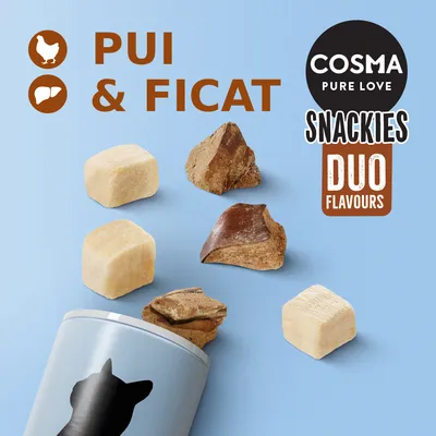 COSMA PURE LOVE SNACKIES DUO FLAVOURS, PUI & FICAT. Cuburi de gustări pentru pisici, două tipuri vizibile: galben deschis și maro. Cutie cu siluetă de pisică.